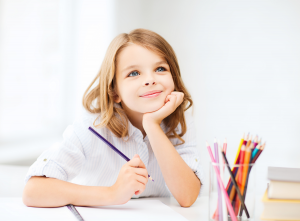 Niña estudiando