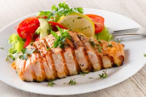 El bajo consumo de pescado graso debe ser compensado con suplementación de Omega 3 con alta concentración de DHA.